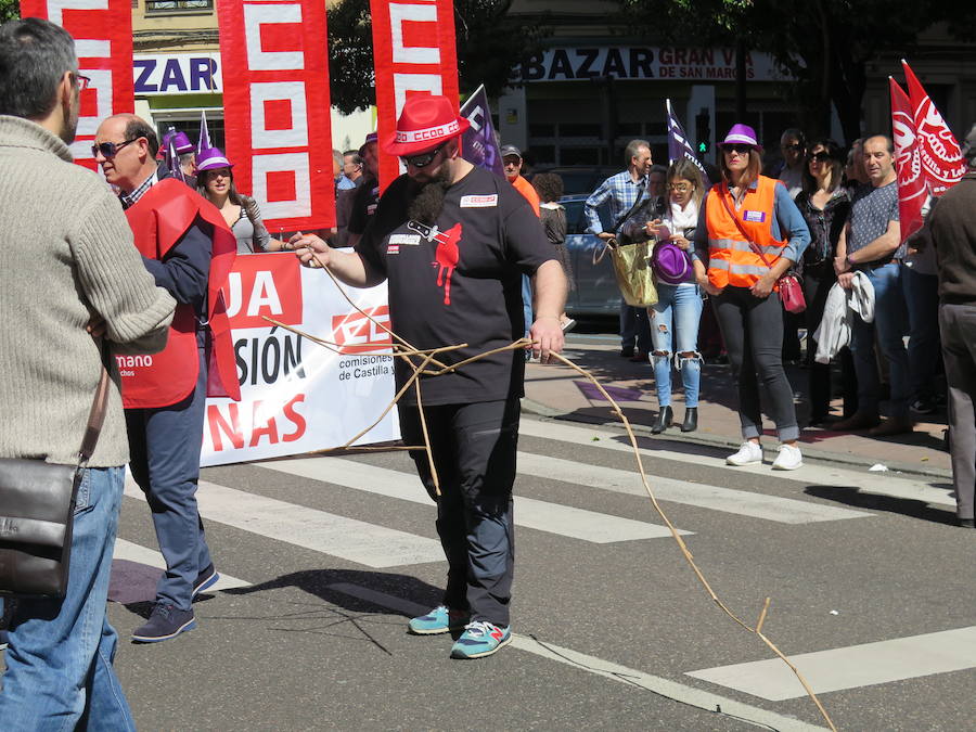 Sindicatos, partidos políticos y colectivos salen a la calle en León capital este 1 de Mayo para celebrar y reivindicar en el Día del Trabajador, con esperanza en la victoria socialista pero con recelos sobre posibles pactos con el liberalismo