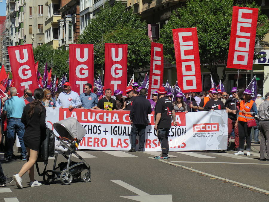 Sindicatos, partidos políticos y colectivos salen a la calle en León capital este 1 de Mayo para celebrar y reivindicar en el Día del Trabajador, con esperanza en la victoria socialista pero con recelos sobre posibles pactos con el liberalismo