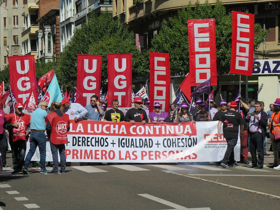 Sindicatos, partidos políticos y colectivos salen a la calle en León capital este 1 de Mayo para celebrar y reivindicar en el Día del Trabajador, con esperanza en la victoria socialista pero con recelos sobre posibles pactos con el liberalismo