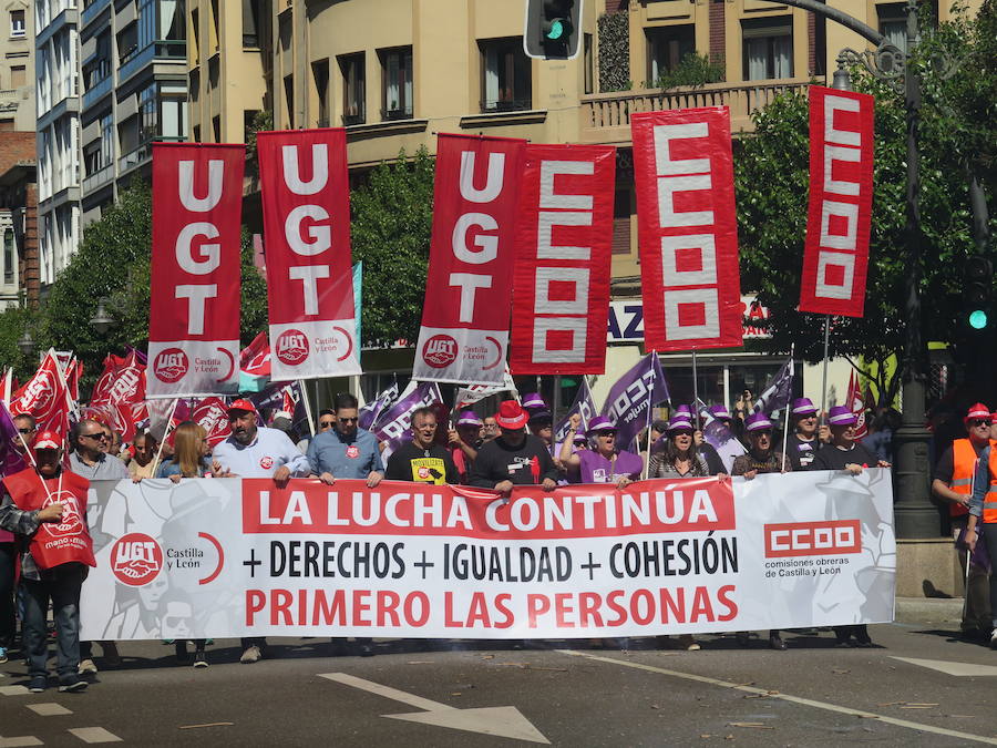 Sindicatos, partidos políticos y colectivos salen a la calle en León capital este 1 de Mayo para celebrar y reivindicar en el Día del Trabajador, con esperanza en la victoria socialista pero con recelos sobre posibles pactos con el liberalismo