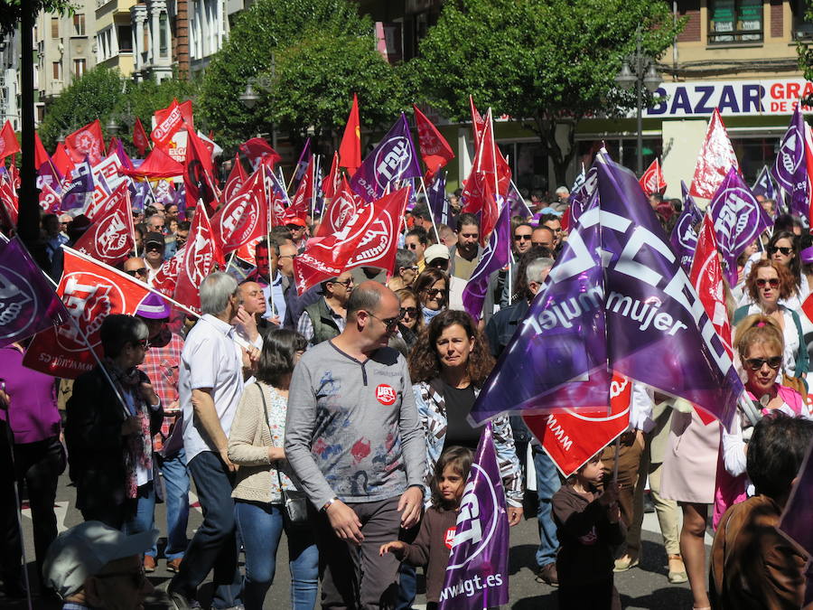 Sindicatos, partidos políticos y colectivos salen a la calle en León capital este 1 de Mayo para celebrar y reivindicar en el Día del Trabajador, con esperanza en la victoria socialista pero con recelos sobre posibles pactos con el liberalismo