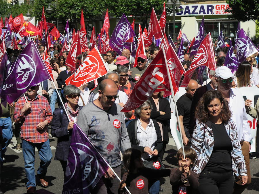 Sindicatos, partidos políticos y colectivos salen a la calle en León capital este 1 de Mayo para celebrar y reivindicar en el Día del Trabajador, con esperanza en la victoria socialista pero con recelos sobre posibles pactos con el liberalismo