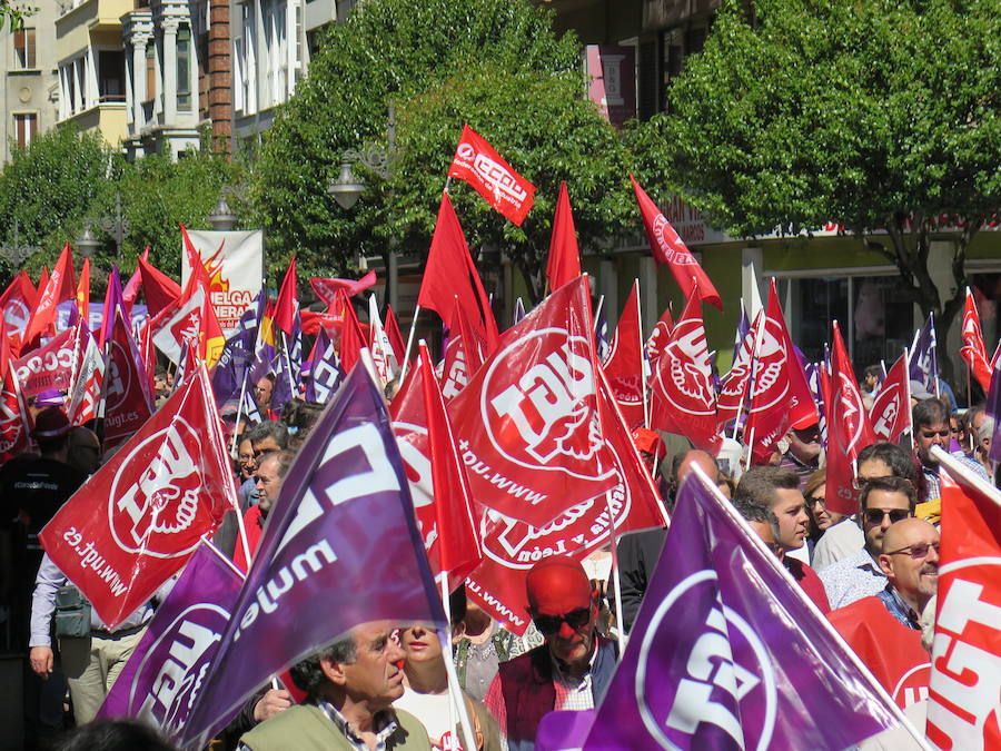 Sindicatos, partidos políticos y colectivos salen a la calle en León capital este 1 de Mayo para celebrar y reivindicar en el Día del Trabajador, con esperanza en la victoria socialista pero con recelos sobre posibles pactos con el liberalismo