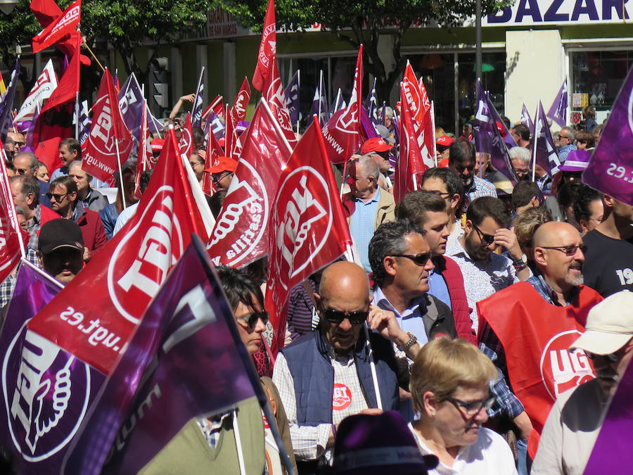 Sindicatos, partidos políticos y colectivos salen a la calle en León capital este 1 de Mayo para celebrar y reivindicar en el Día del Trabajador, con esperanza en la victoria socialista pero con recelos sobre posibles pactos con el liberalismo