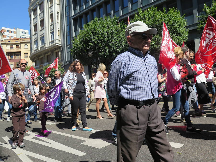 Sindicatos, partidos políticos y colectivos salen a la calle en León capital este 1 de Mayo para celebrar y reivindicar en el Día del Trabajador, con esperanza en la victoria socialista pero con recelos sobre posibles pactos con el liberalismo