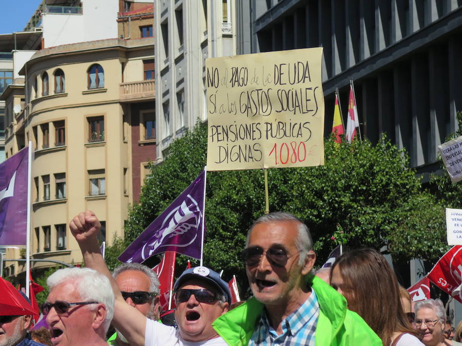 Sindicatos, partidos políticos y colectivos salen a la calle en León capital este 1 de Mayo para celebrar y reivindicar en el Día del Trabajador, con esperanza en la victoria socialista pero con recelos sobre posibles pactos con el liberalismo