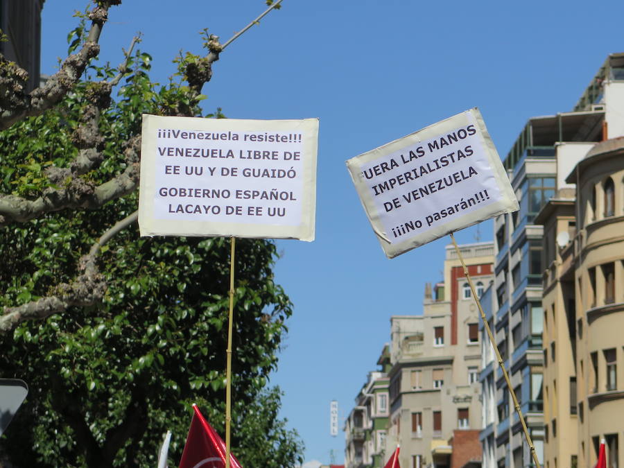 Sindicatos, partidos políticos y colectivos salen a la calle en León capital este 1 de Mayo para celebrar y reivindicar en el Día del Trabajador, con esperanza en la victoria socialista pero con recelos sobre posibles pactos con el liberalismo