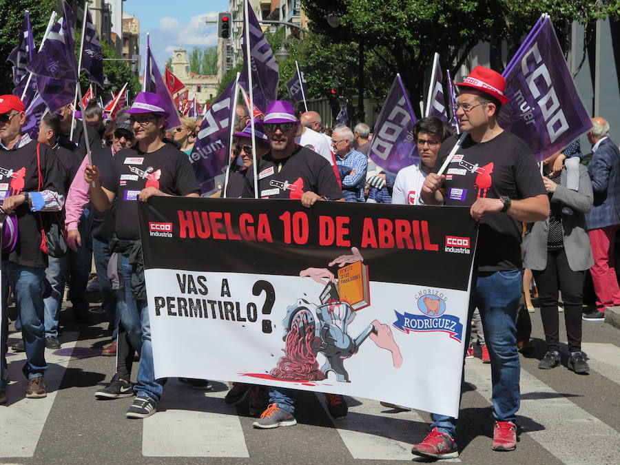 Sindicatos, partidos políticos y colectivos salen a la calle en León capital este 1 de Mayo para celebrar y reivindicar en el Día del Trabajador, con esperanza en la victoria socialista pero con recelos sobre posibles pactos con el liberalismo