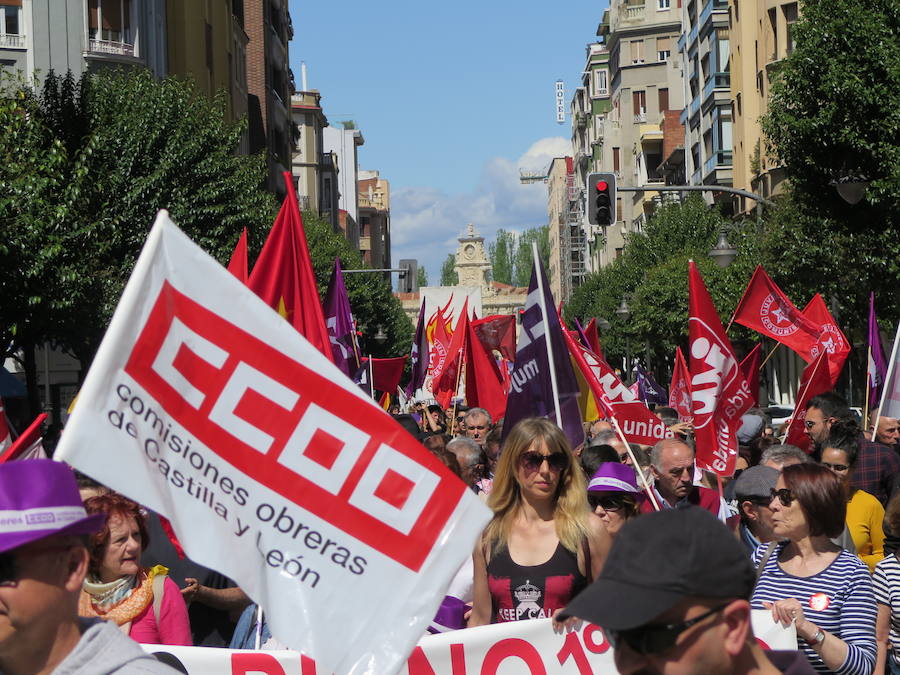 Sindicatos, partidos políticos y colectivos salen a la calle en León capital este 1 de Mayo para celebrar y reivindicar en el Día del Trabajador, con esperanza en la victoria socialista pero con recelos sobre posibles pactos con el liberalismo