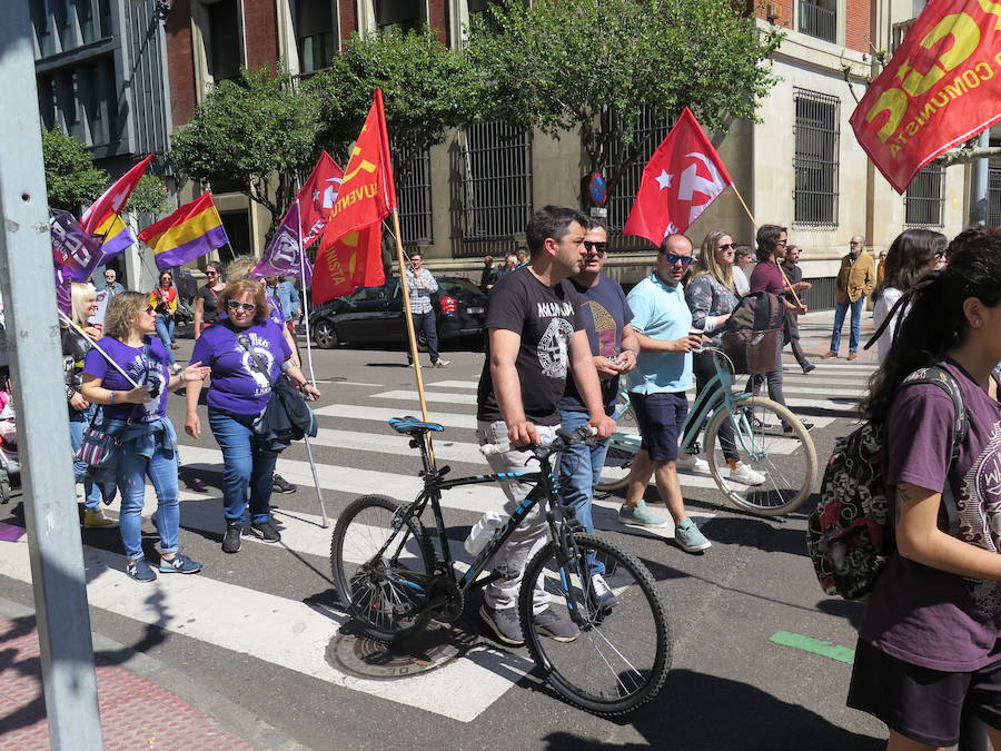 Sindicatos, partidos políticos y colectivos salen a la calle en León capital este 1 de Mayo para celebrar y reivindicar en el Día del Trabajador, con esperanza en la victoria socialista pero con recelos sobre posibles pactos con el liberalismo