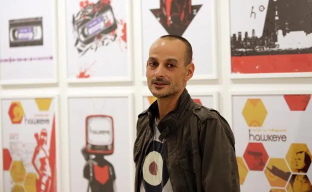 El ilustrador vallisoletano David Aja frente a alguna de las obras de su exposición 'Primera retrospectiva. Comic e ilustración'. 