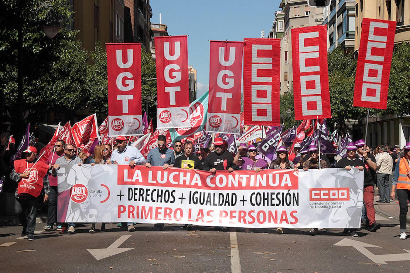 Sindicatos, partidos políticos y colectivos salen a la calle en León capital este 1 de Mayo para celebrar y reivindicar en el Día del Trabajador, con esperanza en la victoria socialista pero con recelos sobre posibles pactos con el liberalismo