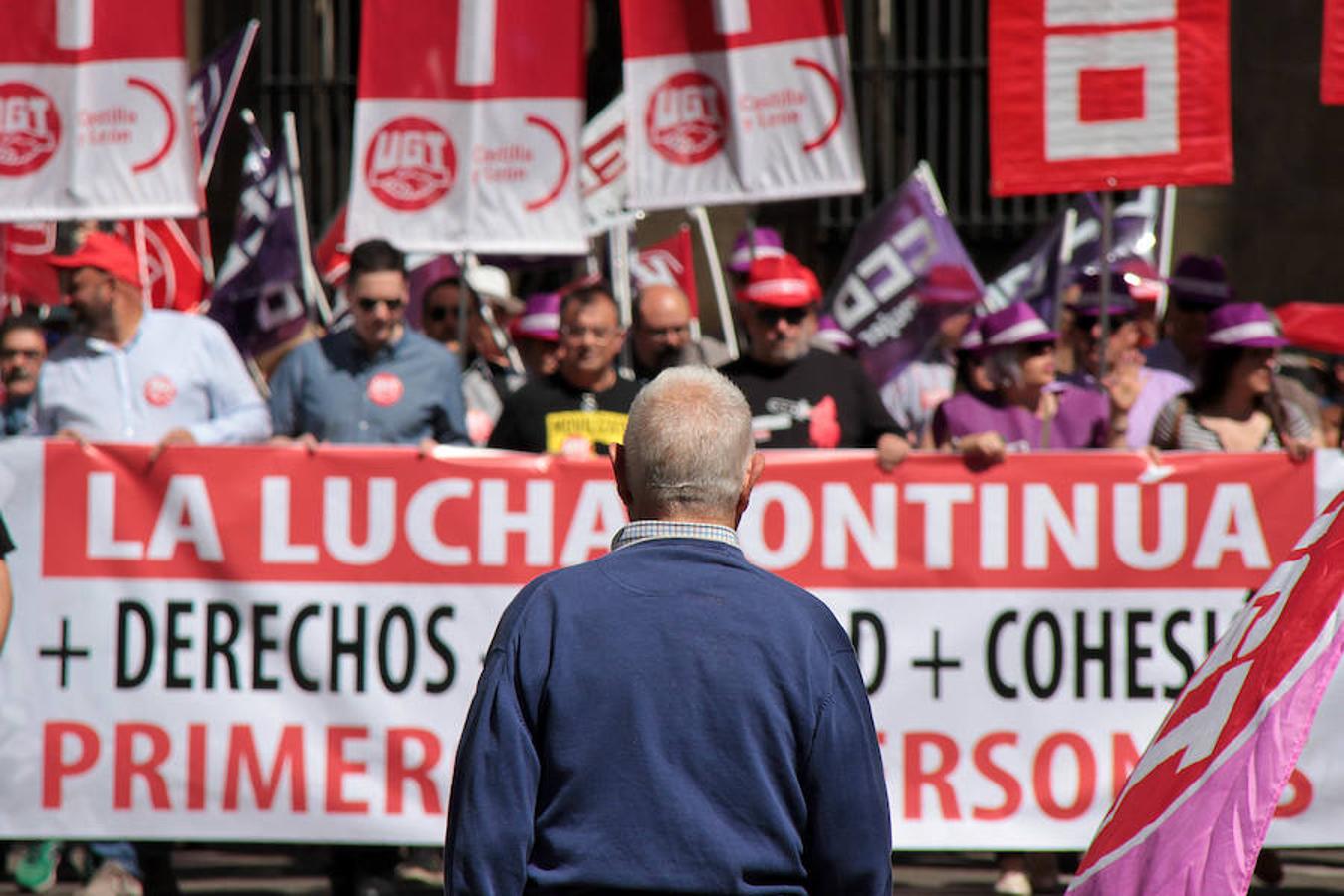 Sindicatos, partidos políticos y colectivos salen a la calle en León capital este 1 de Mayo para celebrar y reivindicar en el Día del Trabajador, con esperanza en la victoria socialista pero con recelos sobre posibles pactos con el liberalismo