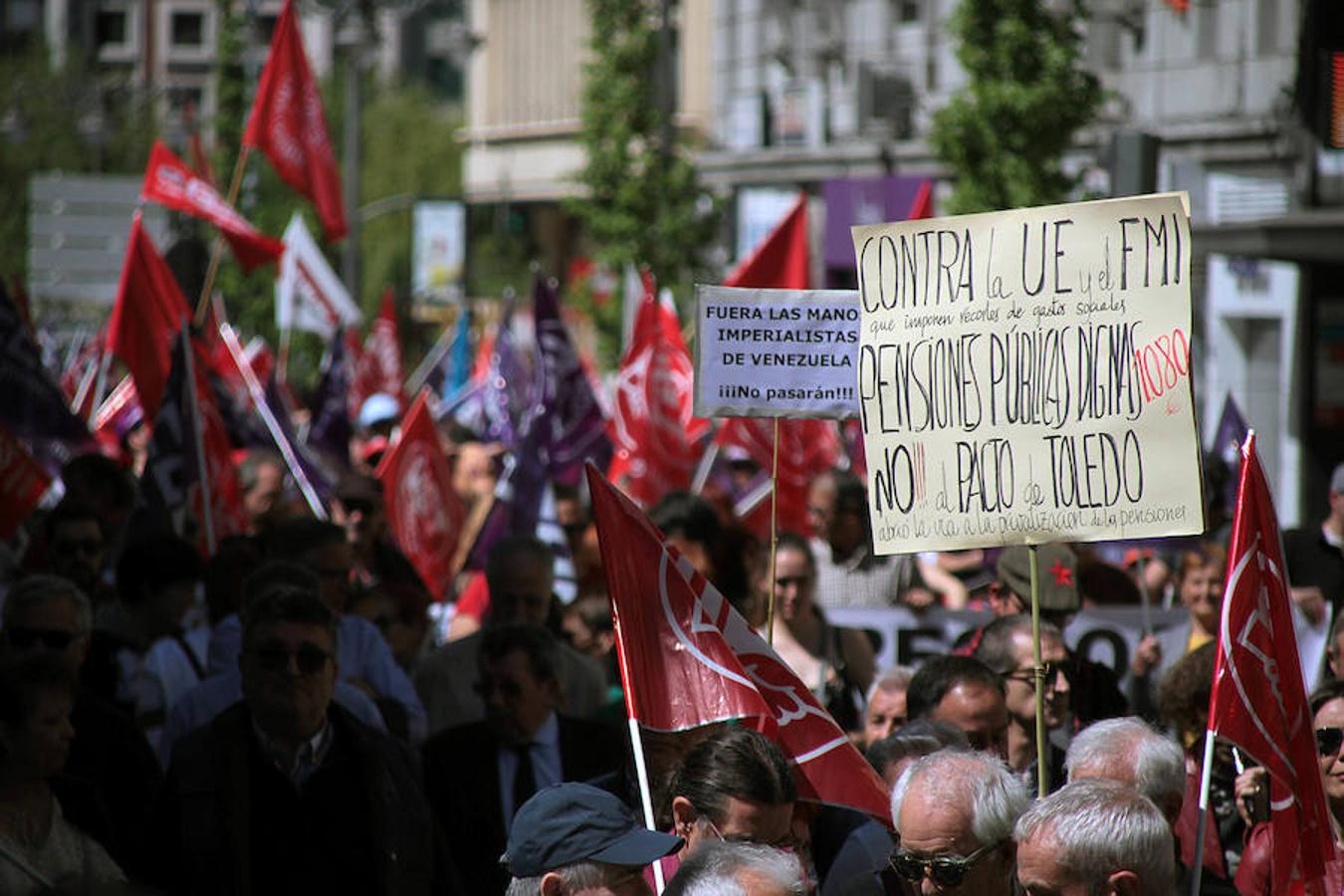 Sindicatos, partidos políticos y colectivos salen a la calle en León capital este 1 de Mayo para celebrar y reivindicar en el Día del Trabajador, con esperanza en la victoria socialista pero con recelos sobre posibles pactos con el liberalismo