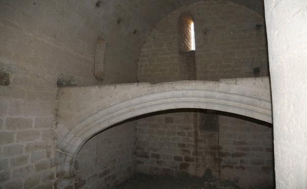 Imagen principal - Algunas estancias del castillo de Belmonte que se limpiarán antes de que se pueda visitar. 