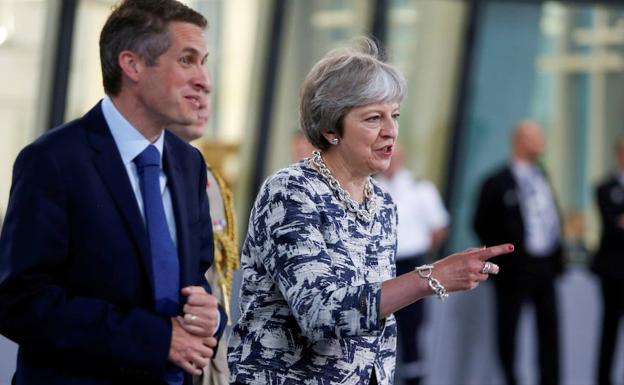 Gavin Williamson (i) y Theresa May. 