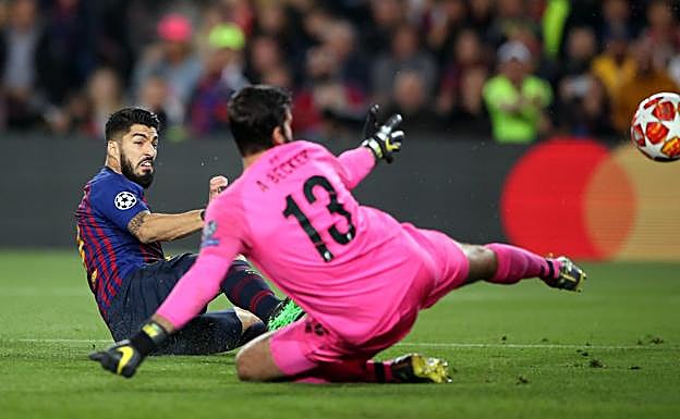 Luis Suárez, en el momento que desvió la pelota ante Alisson Becker. 