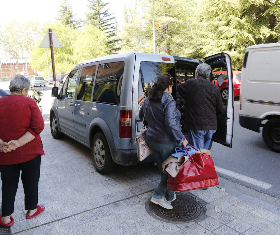 Fotos: Desahucian a un matrimonio de pensionistas y sus dos hijos en Palencia