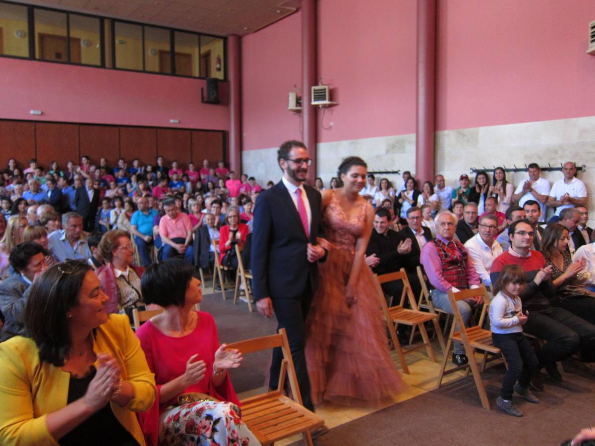 Tras el pregón se celebró el desfile de peñas