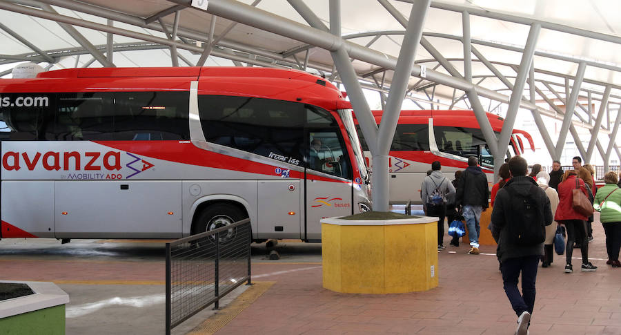 Viajeros se dirigen a los autobuses entre Segovia y Madrid.