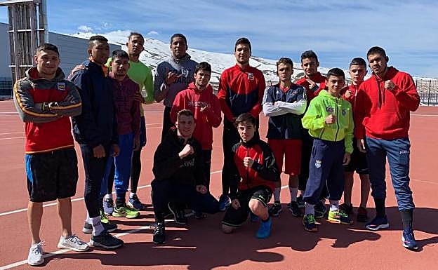 El equipo nacional de boxeo posa en las instalaciones de Sierra Nevada. 