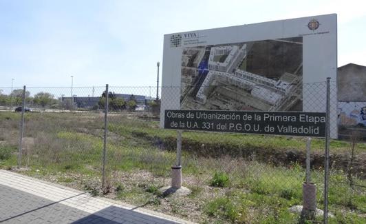 Cartel anunciador de la construcción del bloque de alquiler joven.