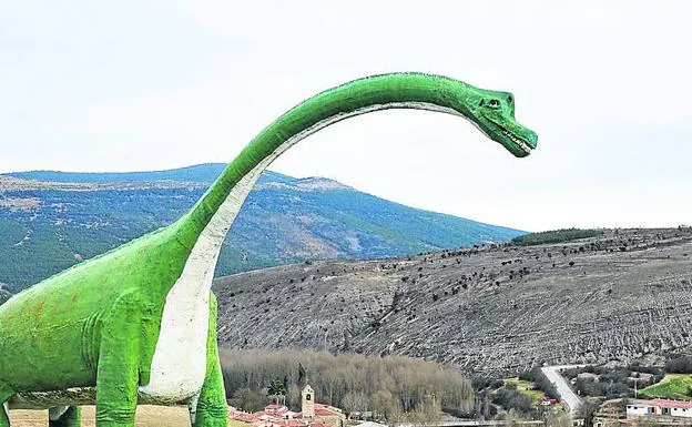 Gigantesco. Réplica de dinosaurio en la soriana Villar del Río. 