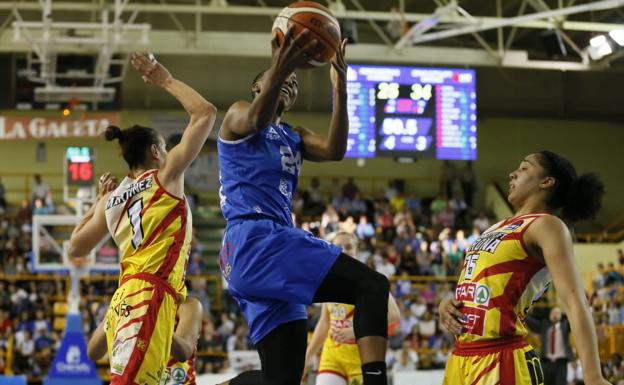 Loyd realiza una espectacular entrada a canasta ante dos defensoras de Girona. 