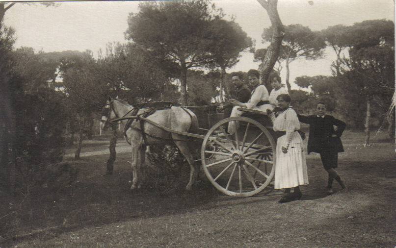 Una familia en la carretera de El Pinar de Antequera.