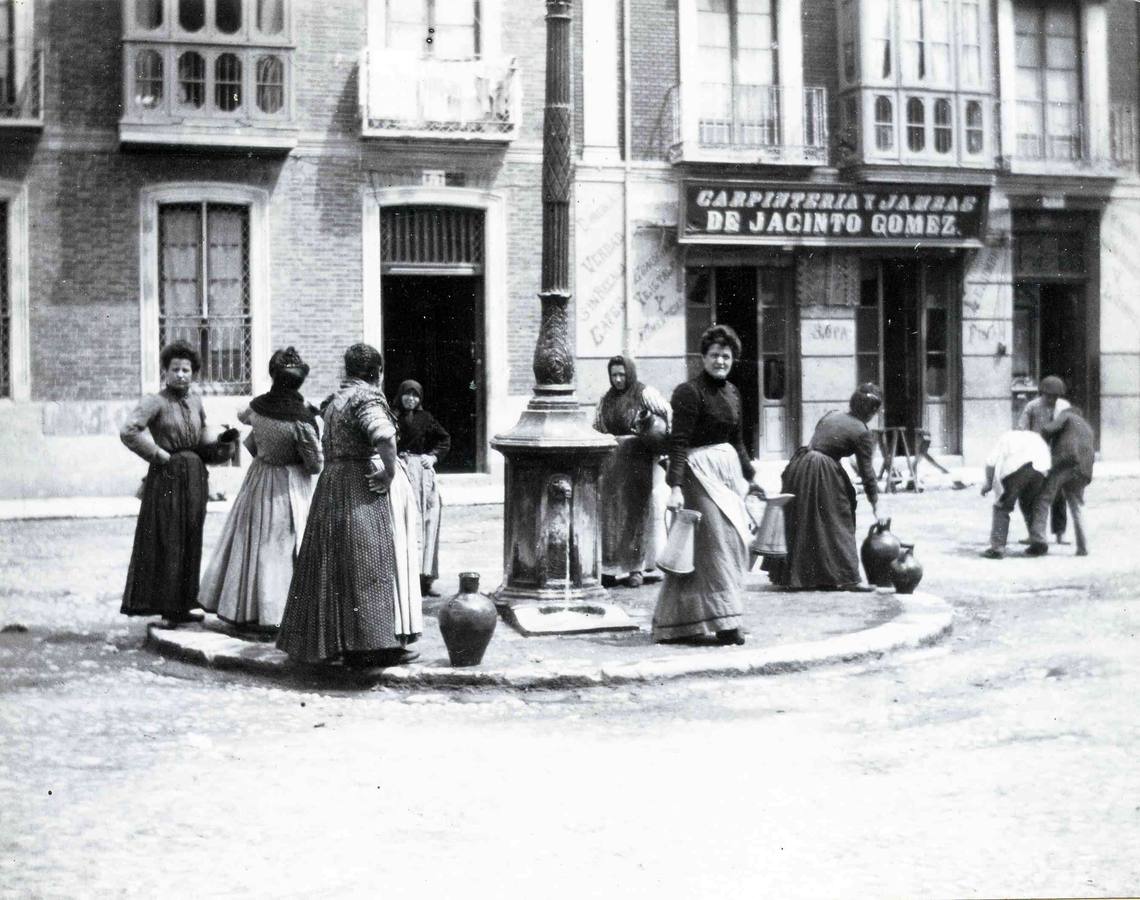 Varias mujeres cogen agua de la fuente que a principios del siglo XX surtía a los vecinos.