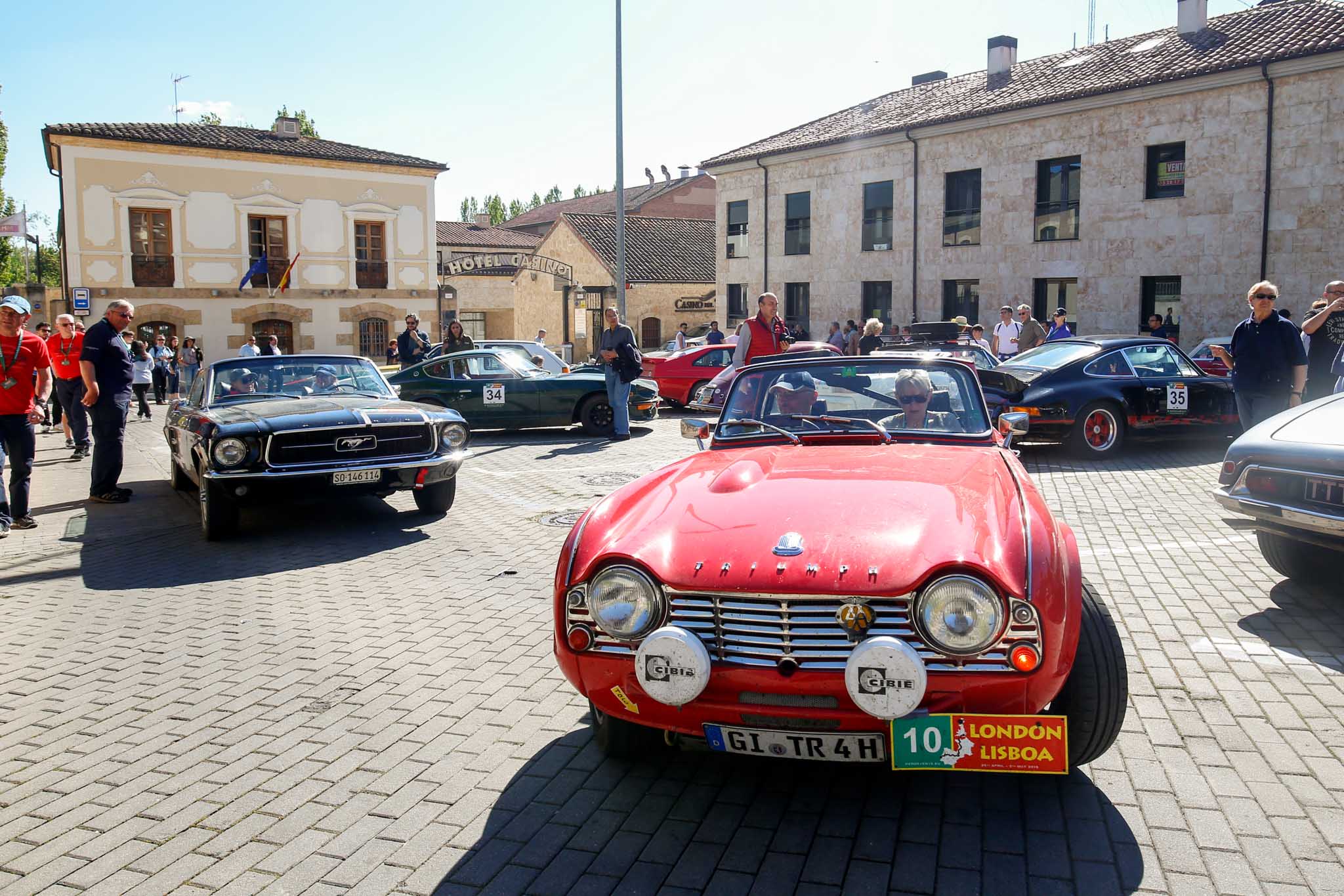 Cerca de 48 vehículos de marcas prestigiosas, como Aston Martín, Austin Healey, Bentley, Delahaye, Lotus, Porsche, Shelby Mustang, etc., procedentes de Reino Unido, se concentraron en la puerta del Museo con motivo de la visita de sus propietarios a este centro