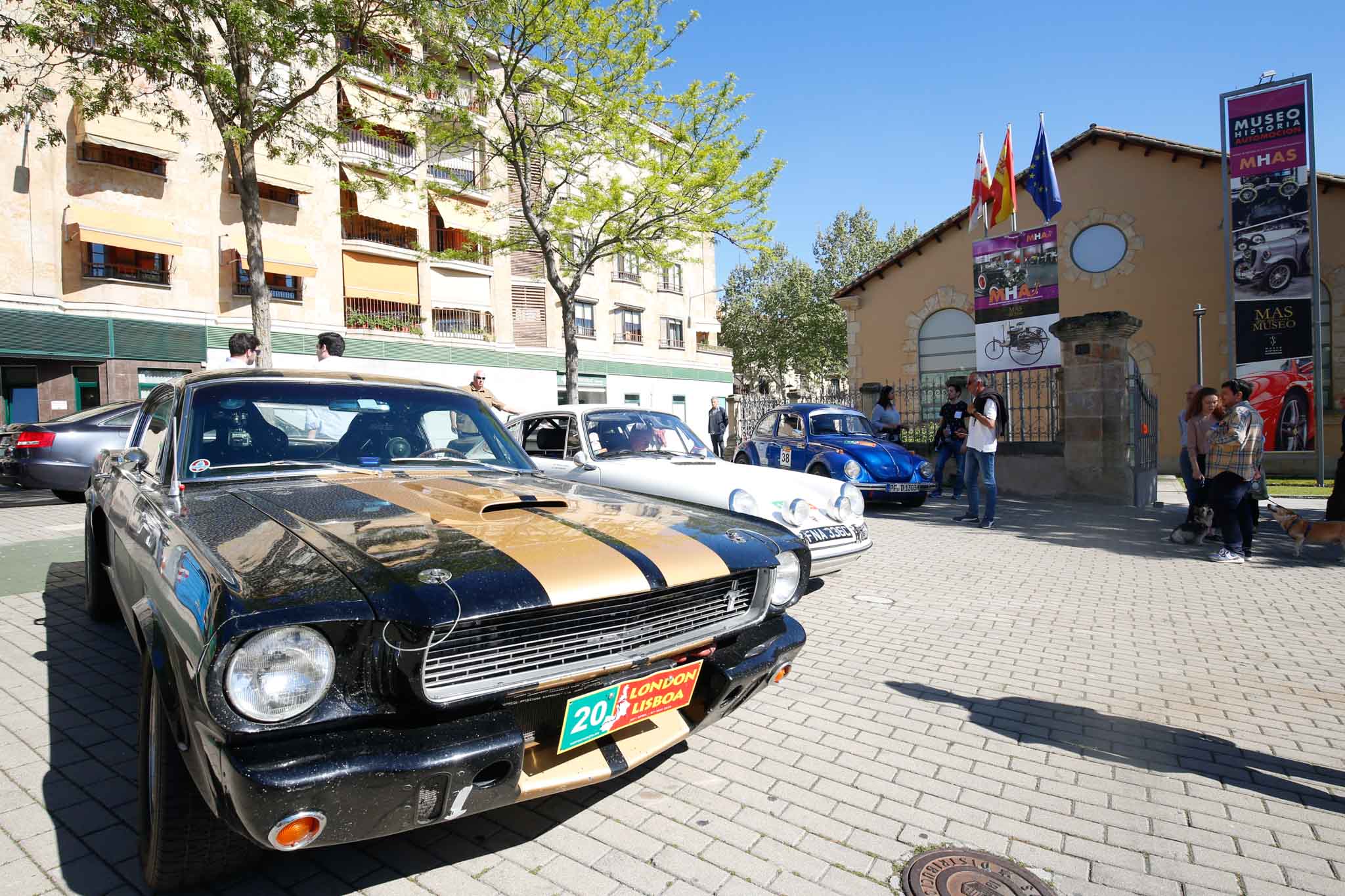 Cerca de 48 vehículos de marcas prestigiosas, como Aston Martín, Austin Healey, Bentley, Delahaye, Lotus, Porsche, Shelby Mustang, etc., procedentes de Reino Unido, se concentraron en la puerta del Museo con motivo de la visita de sus propietarios a este centro