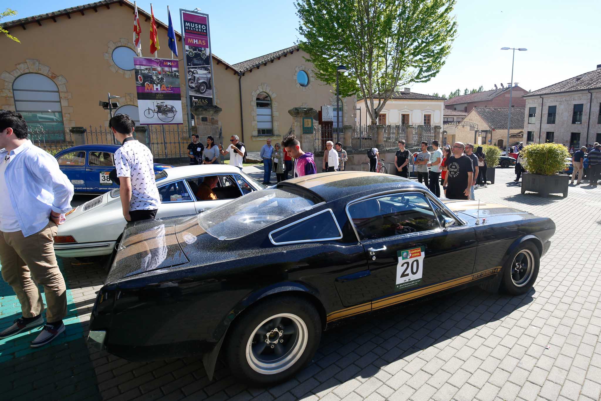 Cerca de 48 vehículos de marcas prestigiosas, como Aston Martín, Austin Healey, Bentley, Delahaye, Lotus, Porsche, Shelby Mustang, etc., procedentes de Reino Unido, se concentraron en la puerta del Museo con motivo de la visita de sus propietarios a este centro