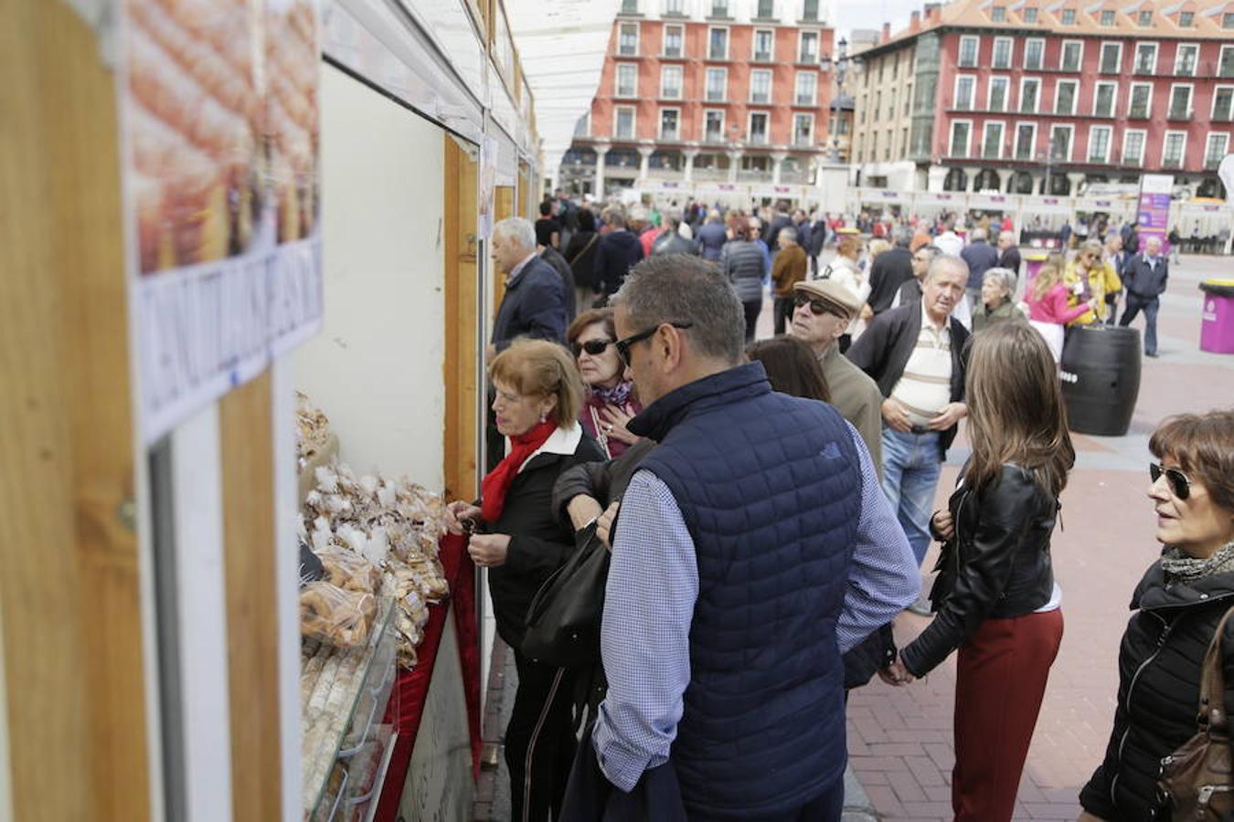 La Plaza Mayor de Valladolid se llena desde este viernes y hasta el domingo con casetas en las que se pueden degustar los mejores vinos y alimentos de Valladolid