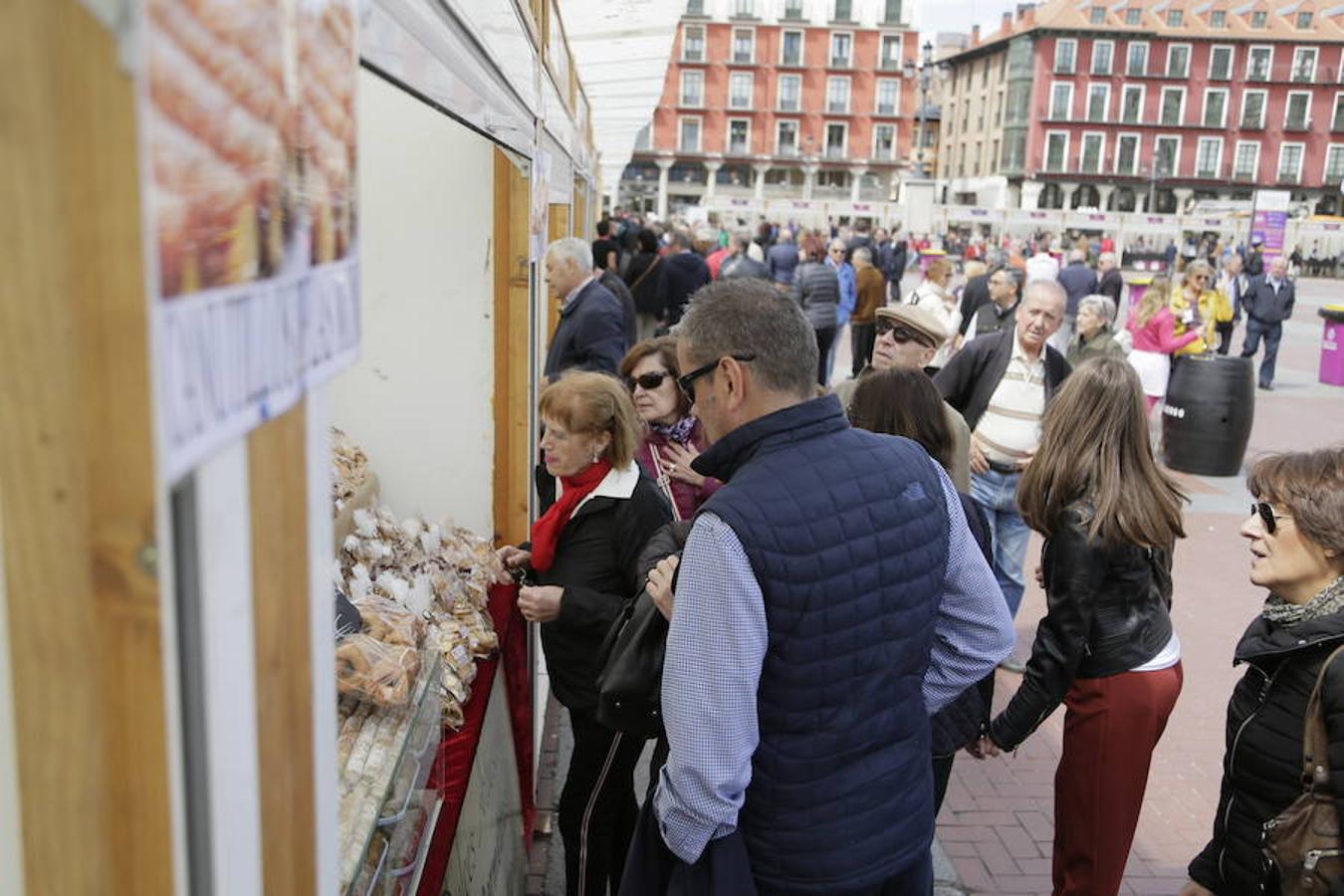 La Plaza Mayor de Valladolid se llena desde este viernes y hasta el domingo con casetas en las que se pueden degustar los mejores vinos y alimentos de Valladolid