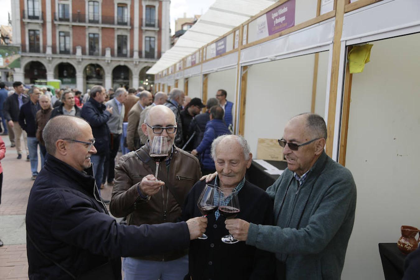 La Plaza Mayor de Valladolid se llena desde este viernes y hasta el domingo con casetas en las que se pueden degustar los mejores vinos y alimentos de Valladolid