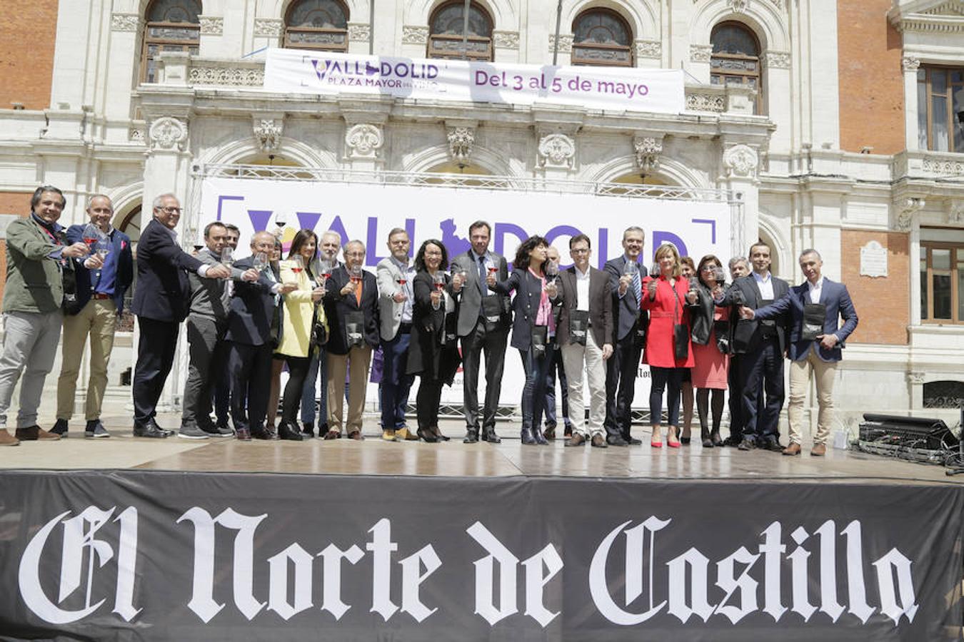La Plaza Mayor de Valladolid se llena desde este viernes y hasta el domingo con casetas en las que se pueden degustar los mejores vinos y alimentos de Valladolid