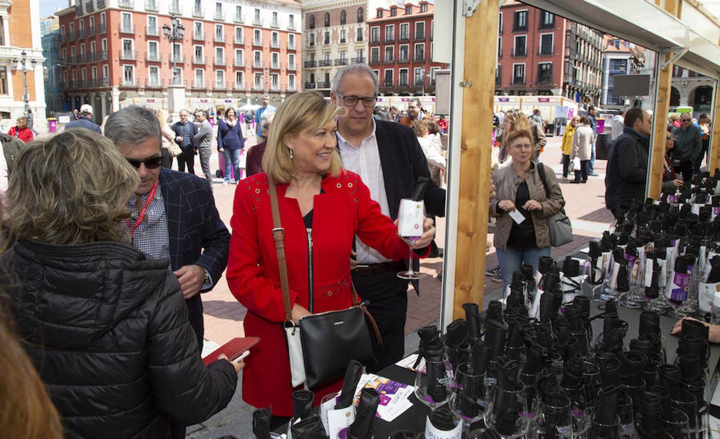 La Plaza Mayor de Valladolid se llena desde este viernes y hasta el domingo con casetas en las que se pueden degustar los mejores vinos y alimentos de Valladolid