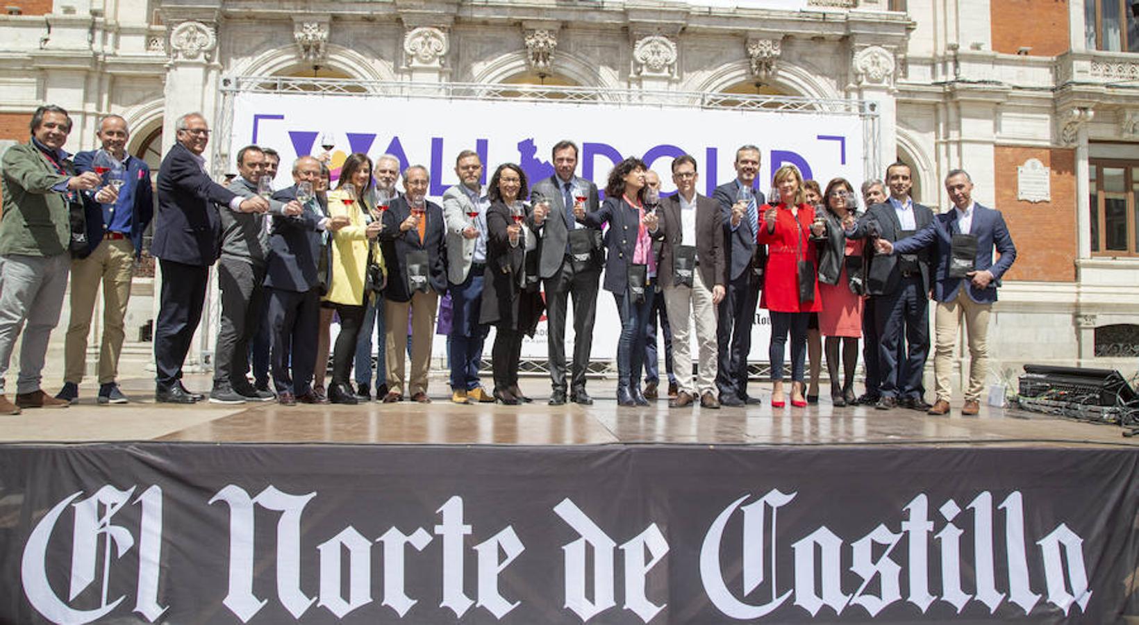 La Plaza Mayor de Valladolid se llena desde este viernes y hasta el domingo con casetas en las que se pueden degustar los mejores vinos y alimentos de Valladolid