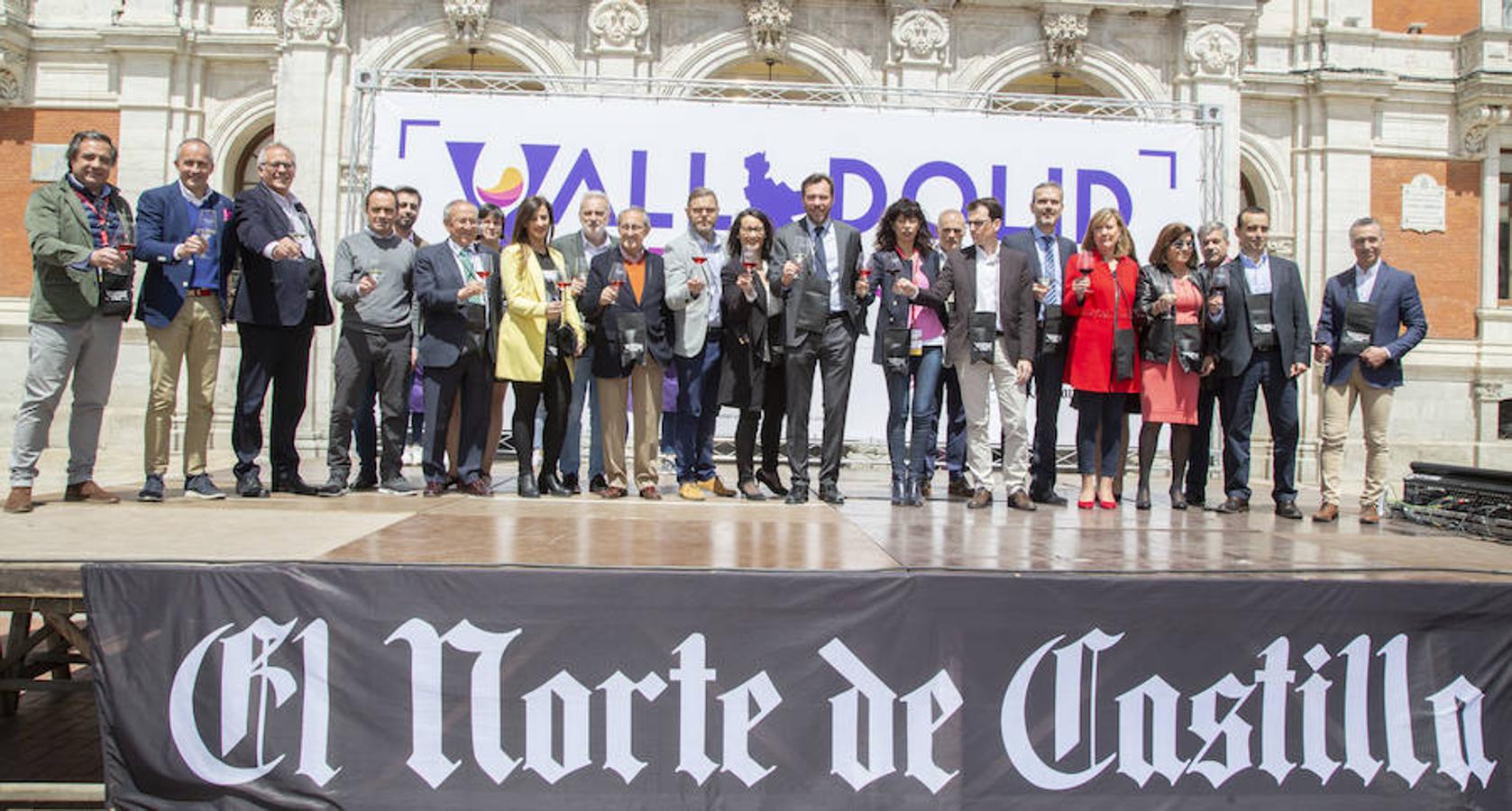 La Plaza Mayor de Valladolid se llena desde este viernes y hasta el domingo con casetas en las que se pueden degustar los mejores vinos y alimentos de Valladolid