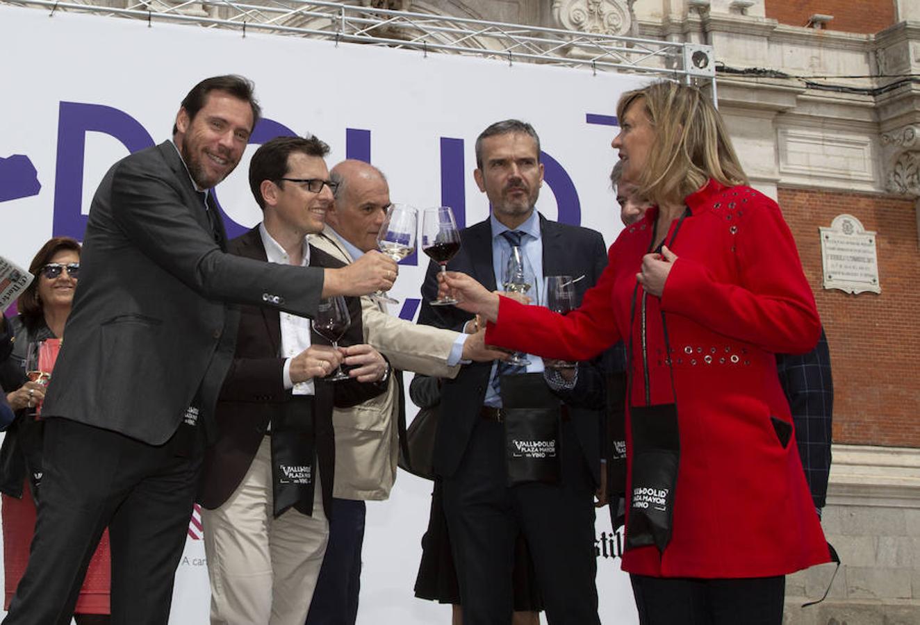 La Plaza Mayor de Valladolid se llena desde este viernes y hasta el domingo con casetas en las que se pueden degustar los mejores vinos y alimentos de Valladolid