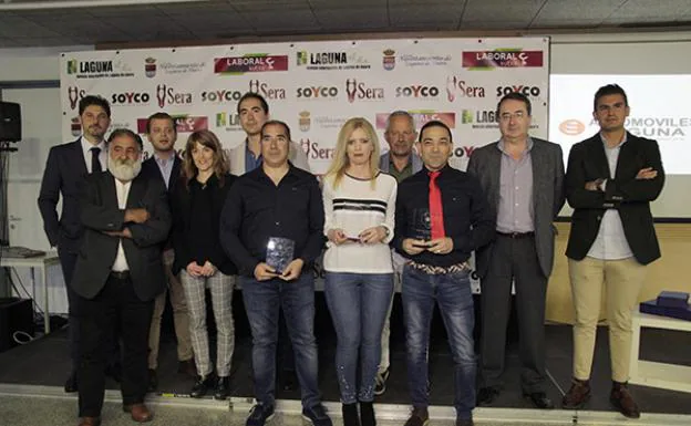 Galardonados con los premios empresariales de Laguna de Duero junto con el alcalde y patrocinadores. 