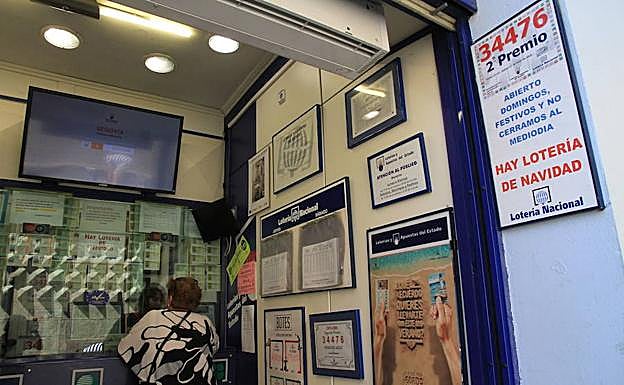 Una mujer en la administración número 1 de Segovia. 