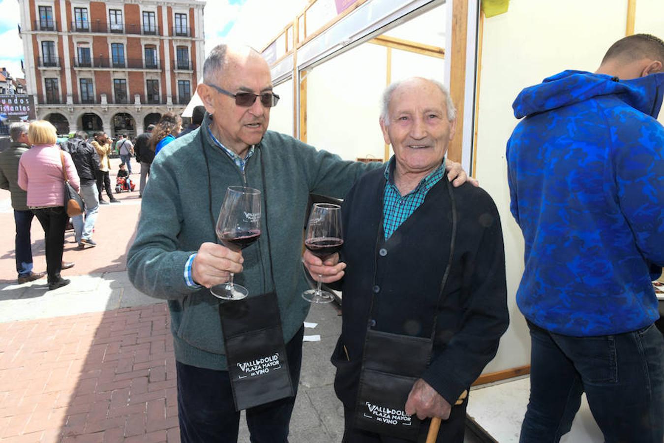 La Plaza Mayor de Valladolid se llena desde este viernes y hasta el domingo con casetas en las que se pueden degustar los mejores vinos y alimentos de Valladolid