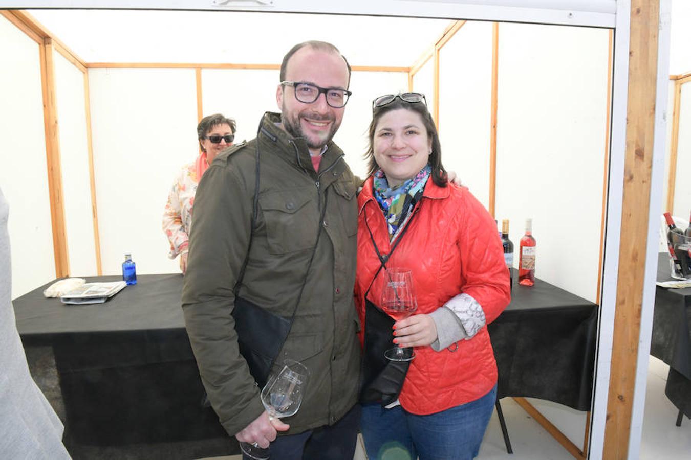 La Plaza Mayor de Valladolid se llena desde este viernes y hasta el domingo con casetas en las que se pueden degustar los mejores vinos y alimentos de Valladolid