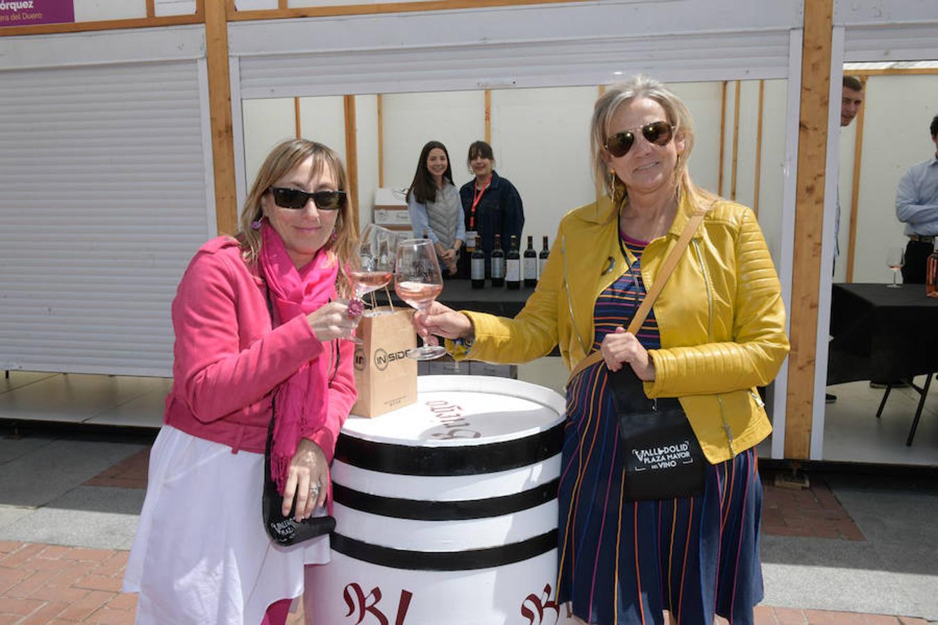 La Plaza Mayor de Valladolid se llena desde este viernes y hasta el domingo con casetas en las que se pueden degustar los mejores vinos y alimentos de Valladolid