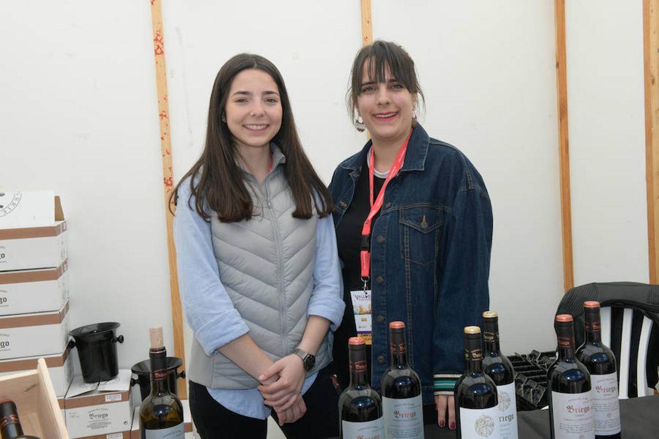 La Plaza Mayor de Valladolid se llena desde este viernes y hasta el domingo con casetas en las que se pueden degustar los mejores vinos y alimentos de Valladolid