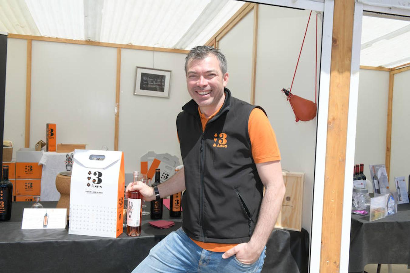 La Plaza Mayor de Valladolid se llena desde este viernes y hasta el domingo con casetas en las que se pueden degustar los mejores vinos y alimentos de Valladolid