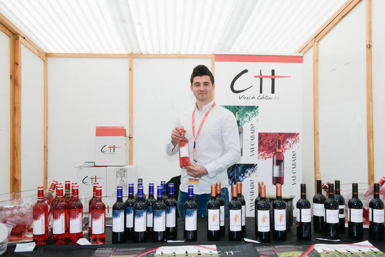 La Plaza Mayor de Valladolid se llena desde este viernes y hasta el domingo con casetas en las que se pueden degustar los mejores vinos y alimentos de Valladolid