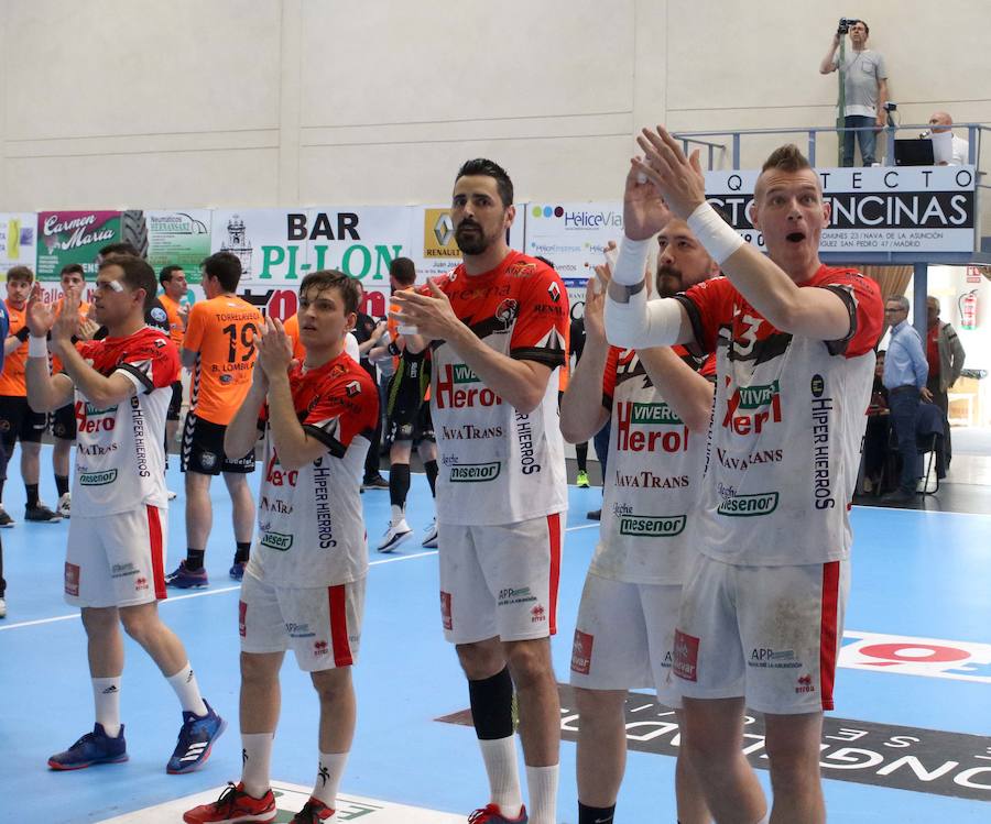 Fotos: Torrelavega infringe la primera derrota en casa del Balonmano Nava
